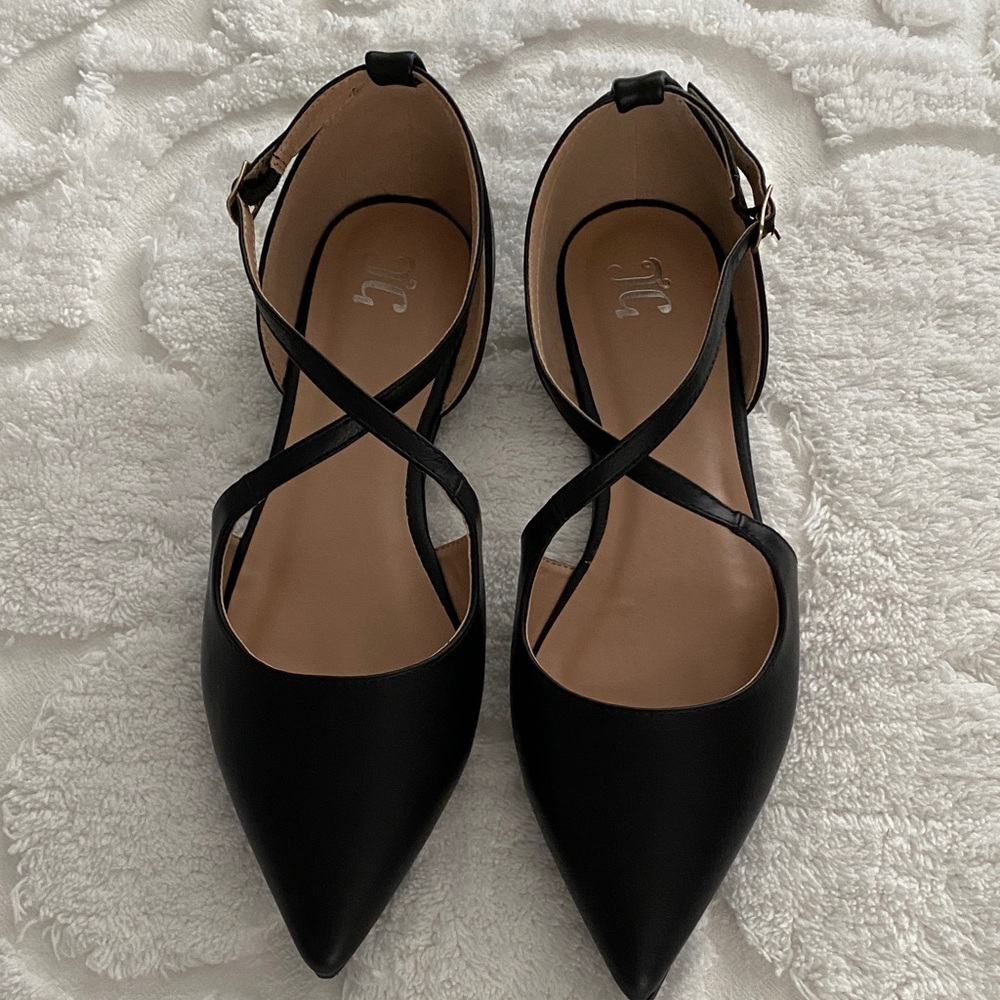 Journee Collection Black Cross-Strap Flats
Brand New!